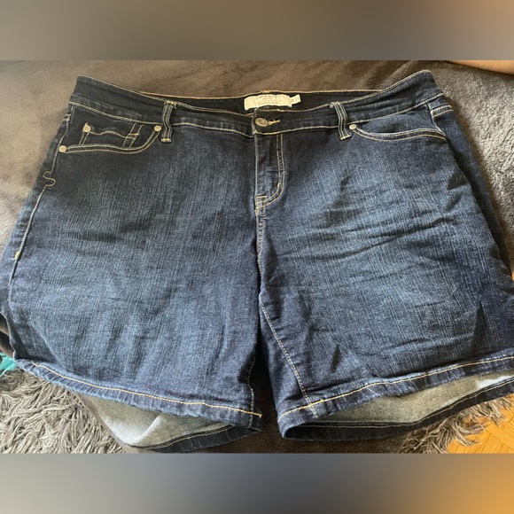 Torrid Dark Wash Jean Shorts - Picture 1 of 6